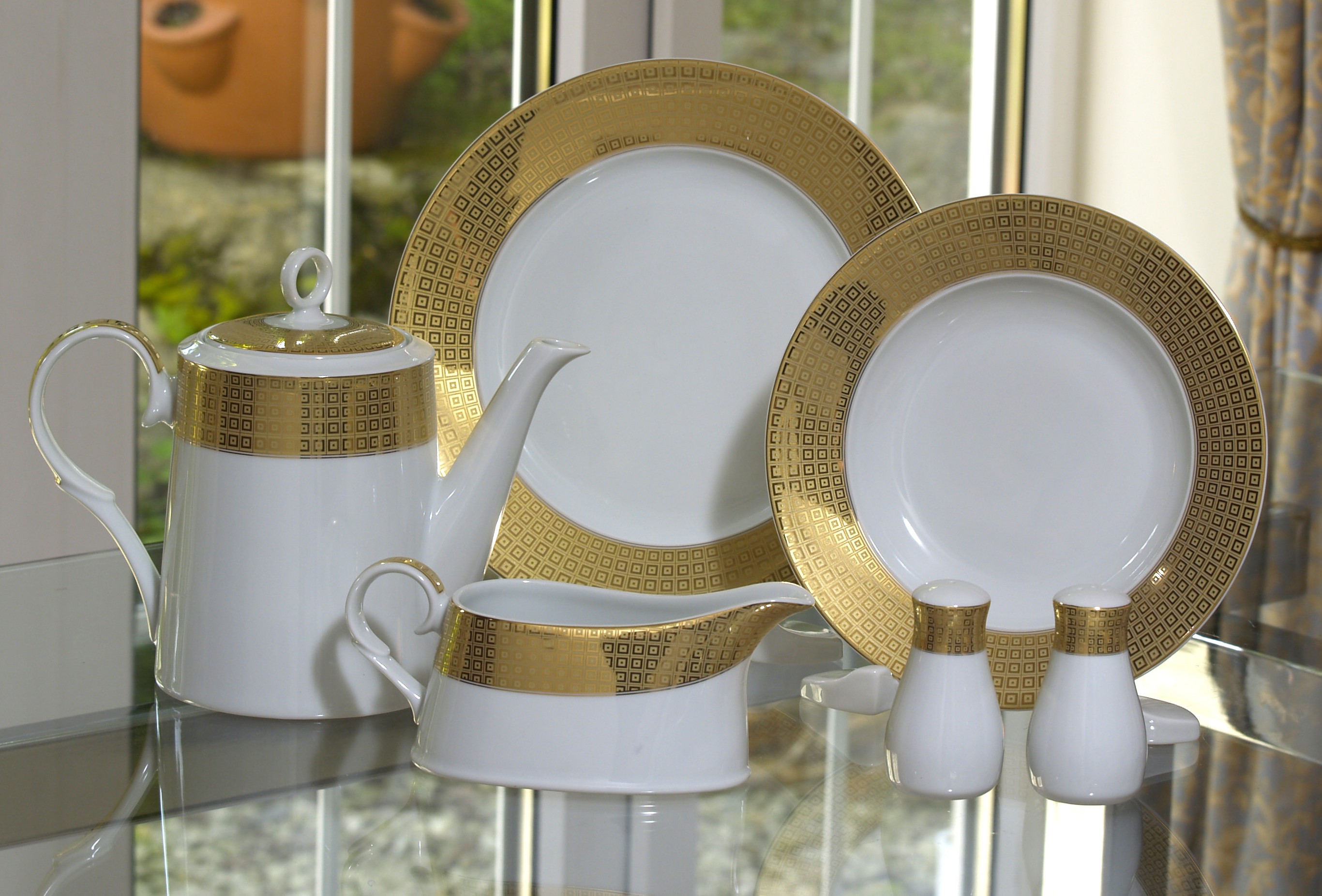 GRANDEUR GOLD SQUARES 96 PIECE DINNER SERVICE